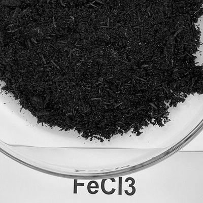 Het Zwarte Kristallijne 96% FeCL3 Ijzerchloride van de waterbehandeling